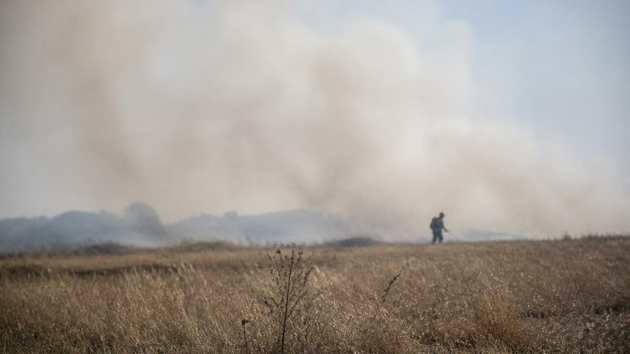 Пожарные ликвидировали возгорание сухой травы п...